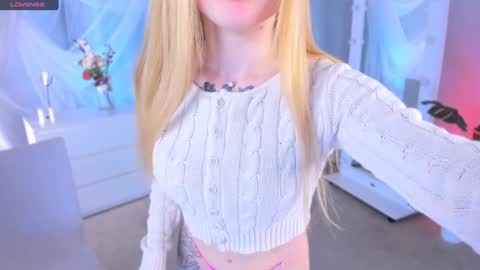 Snapshot of laly_peach chatting on 01/28/25, 07:00 Laly online show from 01/28/25, 07:00