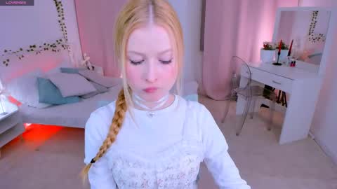 Snapshot of laly_peach chatting on 02/11/25, 10:59 Laly online show from 02/11/25, 10:59