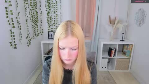 Snapshot of laly_peach chatting on 10/01/25, 11:27 Laly online show from 10/01/25, 11:27