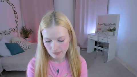 Snapshot of laly_peach chatting on 10/02/25, 12:34 Laly online show from 10/02/25, 12:34