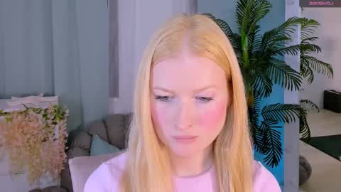 Snapshot of laly_peach chatting on 10/06/25, 05:10 Laly online show from 10/06/25, 05:10