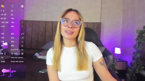 Snapshot of lanaamills chatting on 10/28/25, 03:54 Lana online show from 10/28/25, 03:54