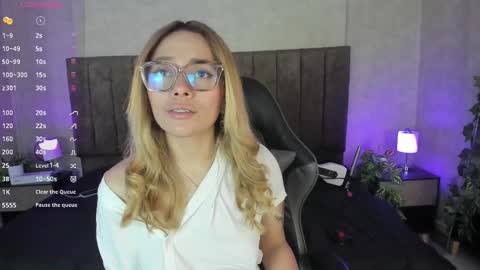 Snapshot of lanaamills chatting on 10/30/25, 05:42 Lana online show from 10/30/25, 05:42