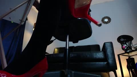 Snapshot of lanadoux_ chatting on 12/27/24, 05:26 Mistress Lana online show from 12/27/24, 05:26