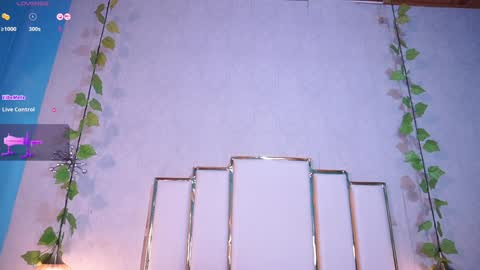 Snapshot of lara_giraldo chatting on 12/20/24, 04:09 Hello Guys I am Lara Giraldo WELCOME To my room online show from 12/20/24, 04:09