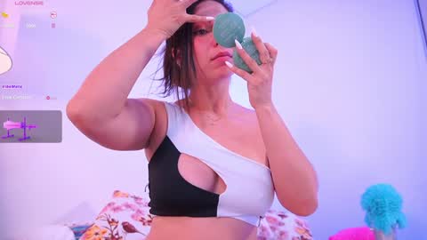 Snapshot of lara_giraldo chatting on 02/02/25, 03:10 Hello Guys I am Lara Giraldo WELCOME To my room online show from 02/02/25, 03:10