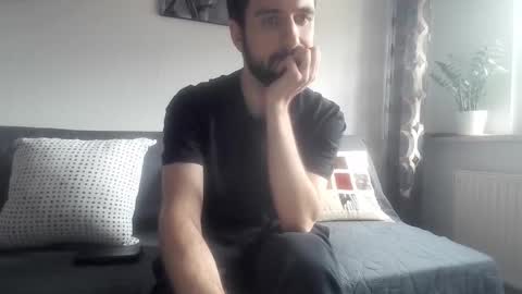 laraaan online show from 10/31/25, 02:29