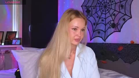 Snapshot of larine_morgan chatting on 10/21/25, 03:07 LarineGMT7 UTC6 online show from 10/21/25, 03:07