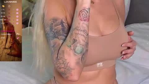 Snapshot of larine_morgan chatting on 11/08/25, 04:01 LarineGMT7 UTC6 online show from 11/08/25, 04:01