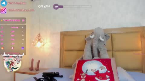 Snapshot of larsonmia chatting on 12/20/24, 03:42 MIA online show from 12/20/24, 03:42