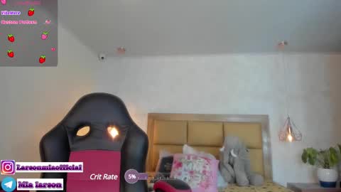 Snapshot of larsonmia chatting on 01/08/25, 12:58 MIA online show from 01/08/25, 12:58