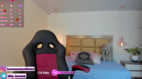 Snapshot of larsonmia chatting on 01/09/25, 12:19 MIA online show from 01/09/25, 12:19