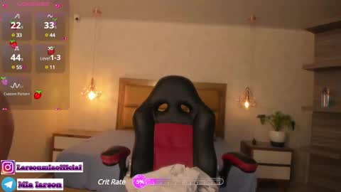 Snapshot of larsonmia chatting on 01/14/25, 12:24 MIA online show from 01/14/25, 12:24