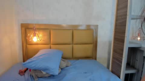 Snapshot of larsonmia chatting on 01/18/25, 09:34 MIA online show from 01/18/25, 09:34