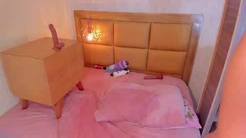 Snapshot of larsonmia chatting on 02/07/25, 03:19 MIA online show from 02/07/25, 03:19