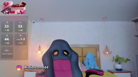 Snapshot of larsonmia chatting on 02/26/25, 12:03 MIA online show from 02/26/25, 12:03