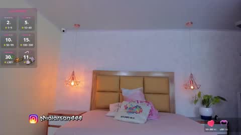 Snapshot of larsonmia chatting on 03/07/25, 12:01 MIA online show from 03/07/25, 12:01