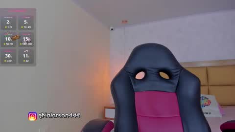 Snapshot of larsonmia chatting on 03/08/25, 12:09 MIA online show from 03/08/25, 12:09