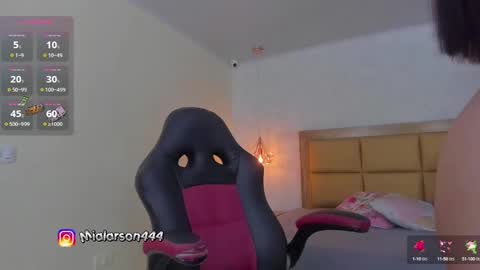 Snapshot of larsonmia chatting on 03/12/25, 12:04 MIA online show from 03/12/25, 12:04