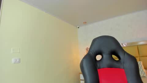 Snapshot of larsonmia chatting on 09/11/25, 12:16 MIA online show from 09/11/25, 12:16