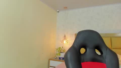 Snapshot of larsonmia chatting on 09/16/25, 12:17 MIA online show from 09/16/25, 12:17