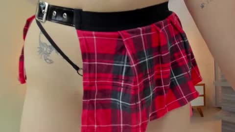 Snapshot of larsonmia chatting on 09/18/25, 12:18 MIA online show from 09/18/25, 12:18