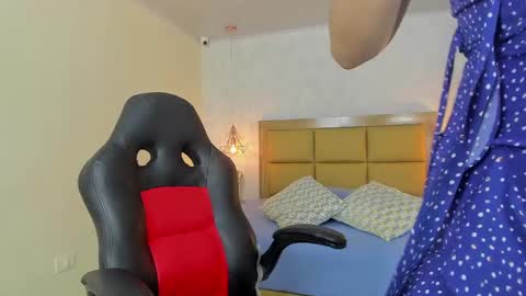 Snapshot of larsonmia chatting on 09/19/25, 12:17 MIA online show from 09/19/25, 12:17