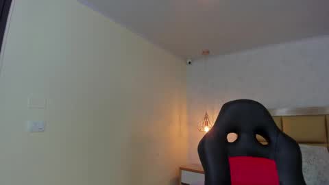 Snapshot of larsonmia chatting on 09/23/25, 12:19 MIA online show from 09/23/25, 12:19