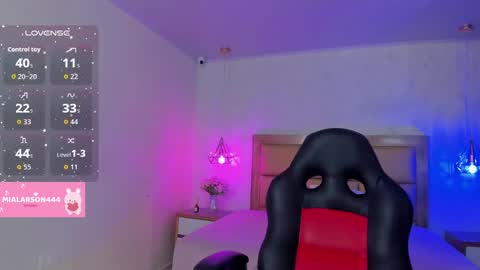 Snapshot of larsonmia chatting on 09/24/25, 12:19 MIA online show from 09/24/25, 12:19