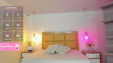 Snapshot of larsonmia chatting on 09/30/25, 12:21 MIA online show from 09/30/25, 12:21