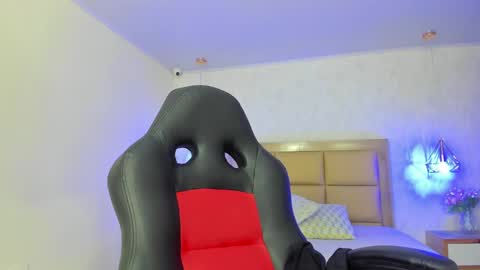 Snapshot of larsonmia chatting on 10/01/25, 12:22 MIA online show from 10/01/25, 12:22