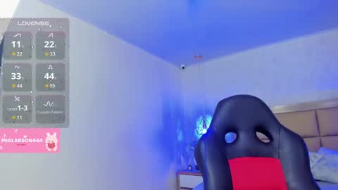 Snapshot of larsonmia chatting on 10/07/25, 12:13 MIA online show from 10/07/25, 12:13