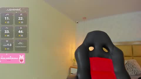 Snapshot of larsonmia chatting on 10/08/25, 12:25 MIA online show from 10/08/25, 12:25