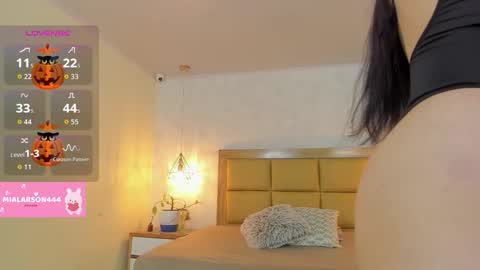 Snapshot of larsonmia chatting on 10/22/25, 12:16 MIA online show from 10/22/25, 12:16