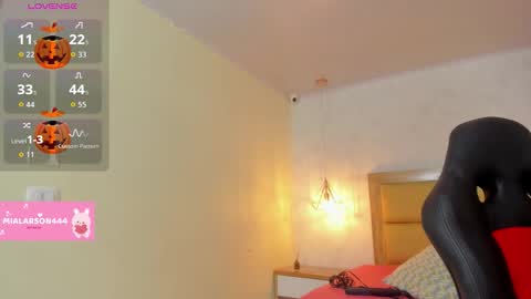 Snapshot of larsonmia chatting on 10/23/25, 12:15 MIA online show from 10/23/25, 12:15