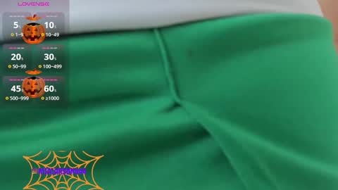 Snapshot of larsonmia chatting on 10/24/25, 12:34 MIA online show from 10/24/25, 12:34