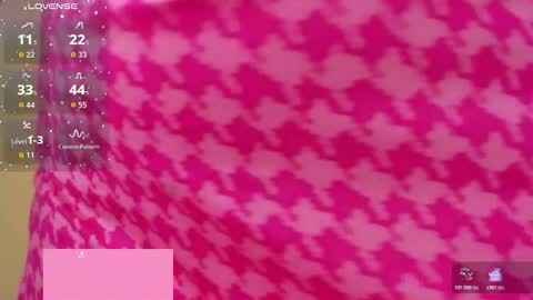 Snapshot of larsonmia chatting on 11/04/25, 12:26 MIA online show from 11/04/25, 12:26