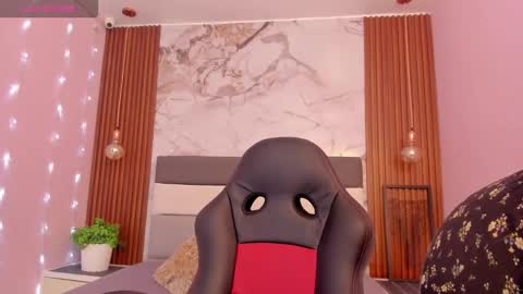 Snapshot of larsonmia chatting on 11/21/25, 12:15 MIA online show from 11/21/25, 12:15