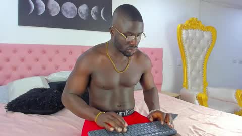 Snapshot of latrellx7 chatting on 01/03/25, 11:57 LEANDRO online show from 01/03/25, 11:57
