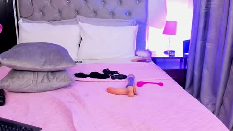 Snapshot of laura__martiinez chatting on 02/21/25, 01:55 online show from 02/21/25, 01:55