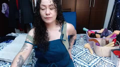 Snapshot of laura_anal_ chatting on 10/01/25, 05:19 Wen online show from 10/01/25, 05:19