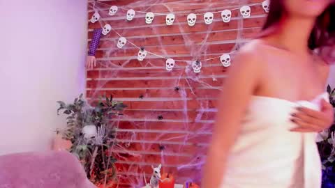 Laura Bonnet  online show from 10/28/25, 03:14