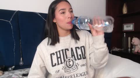 Snapshot of laura_golden1 chatting on 01/25/25, 01:43 lLAURA online show from 01/25/25, 01:43