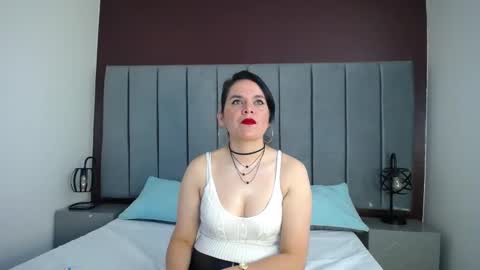 Snapshot of laura_hotties chatting on 03/01/25, 01:18 laura hotties online show from 03/01/25, 01:18