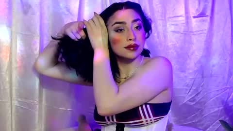 laura_pink01 online show from 02/17/25, 11:20