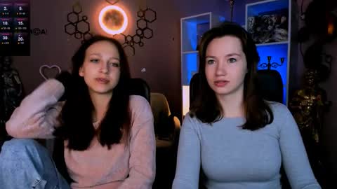 laura_queen_ online show from 11/23/25, 08:08