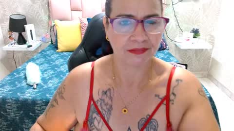 Snapshot of laura_riley chatting on 12/27/24, 02:54 Laura online show from 12/27/24, 02:54