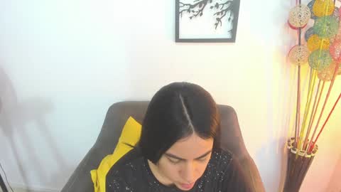 Snapshot of laura_soe chatting on 01/04/25, 12:59 LAURA SOE online show from 01/04/25, 12:59