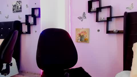 Snapshot of laurablue_ chatting on 12/18/24, 01:37 Laura Blue online show from 12/18/24, 01:37
