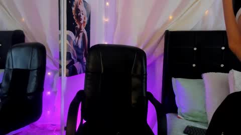 Laura Blue online show from 10/20/25, 09:48